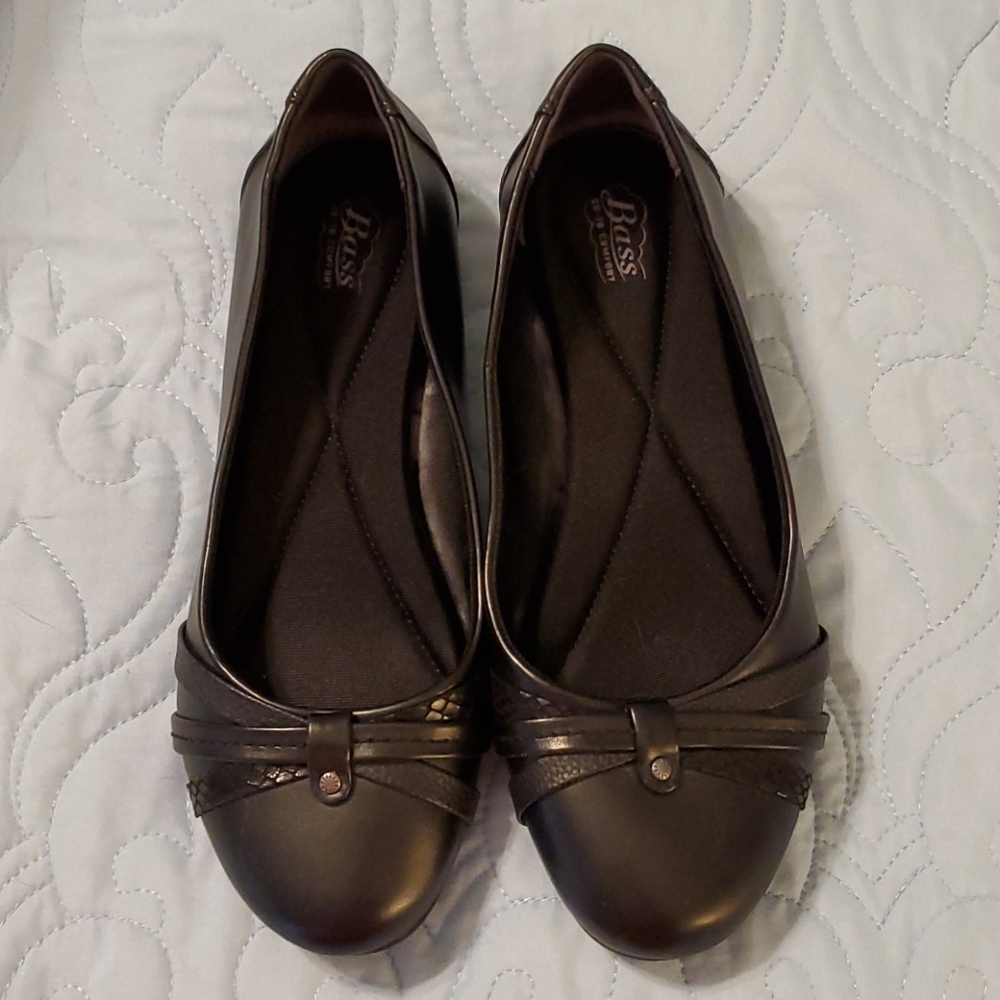 Bass size 9 Black flats